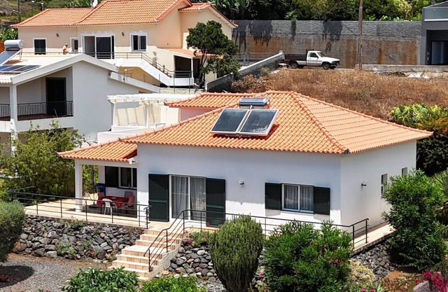 'Casa do Gabriel' spacious Madeirian villa with private garden and ocean view