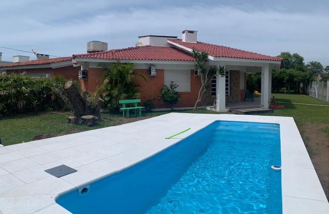 Casa em Atlântida com piscina e ar-condicionado