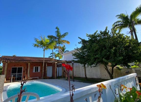 Casa em condomínio a 600m da praia de Pernambuco ideal para família