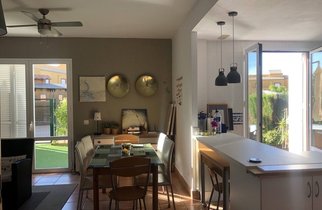 Casa en Costaballena, en urbanización cerrada. 6-8 personas. Jardín privado.