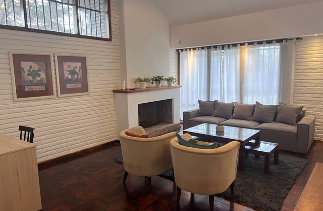 Casa EN EL Cerro, Moderna Y DE Categoria MUY Bien Ubicada. Todos LOS Servicios