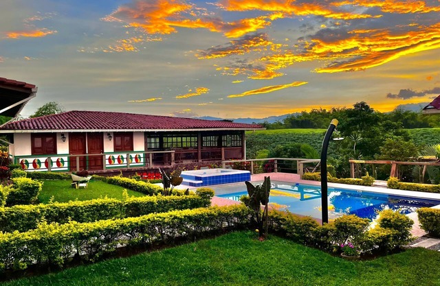 Casa en el Corazón del eje Cafetero Colombiano; con Piscina, Jacuzzi, Naturaleza