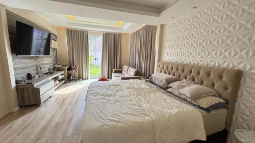 Casa espaçosa em condomínio com àrea verde e lago