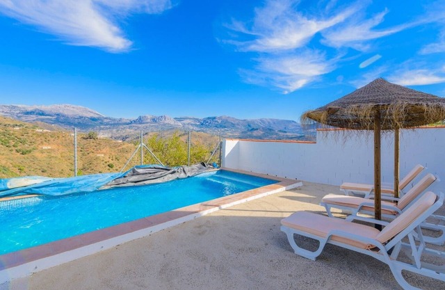 Casa Fuente de Barro Colmenar by Ruralidays