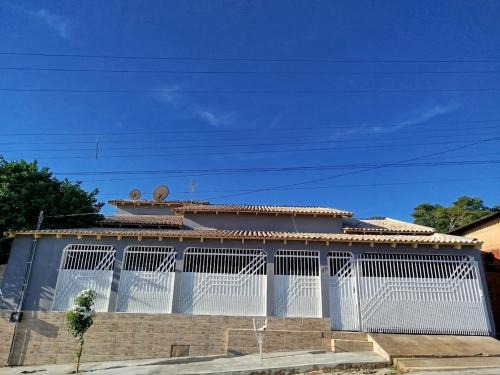 Casa grande, ar em todos os quartos, cabe 3 carros