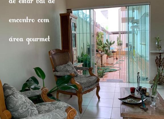 Casa grande com piscina