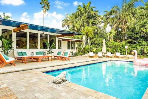 Casa in Tropic Paradise with Pool, BBQ and Firepit
