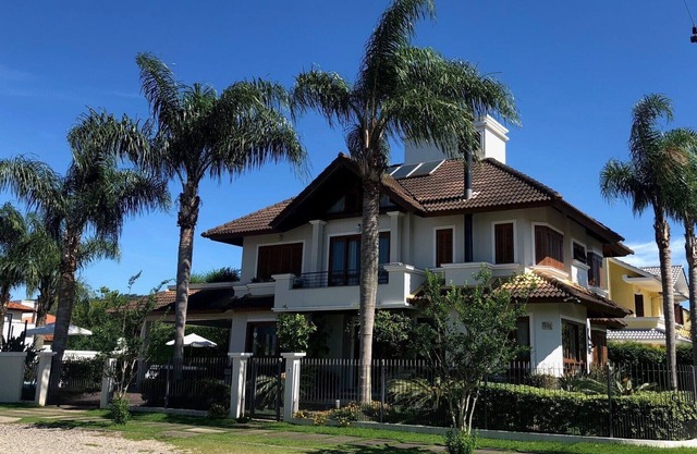 Casa Jurere Inter 26 to 28/02 R$2490 a day 17 people 6 bedrooms pool!