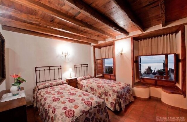 Casa Los Melindros overlooks the sea and volcanoes