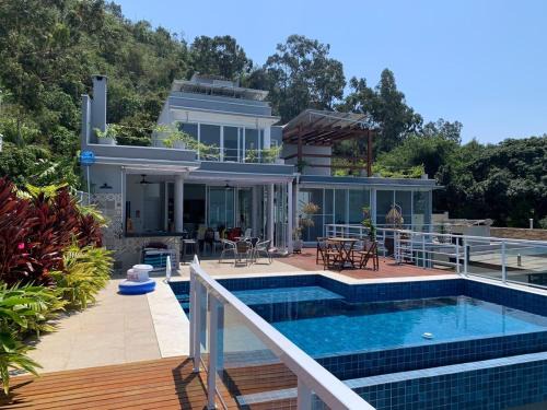 Casa luxuosa de frente para o mar