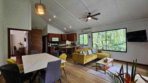 Casa Macaw Jungle Cabin w Private pool Wifi and AC