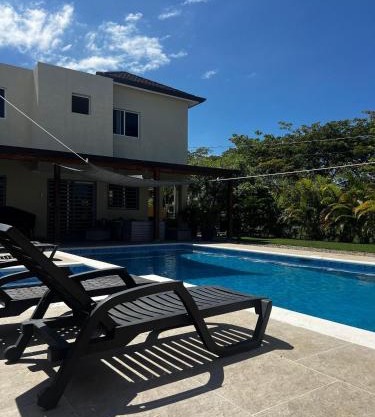 casa moderna y campestre con piscina y patio serca a la playa