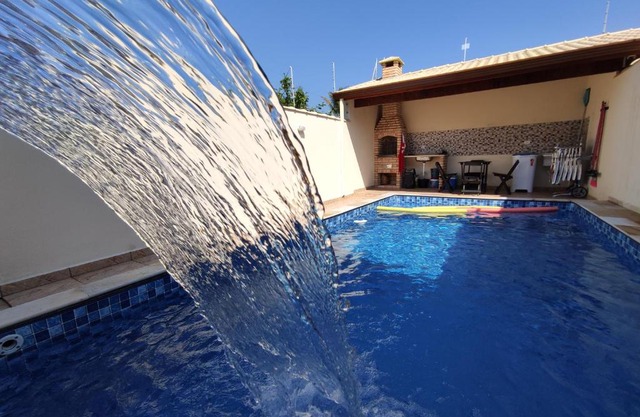 Casa nova na praia com piscina e área de churrasco