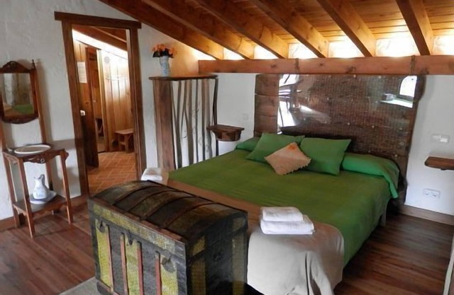 Casa Rural Bioenergética La Serrezuela for 12 people