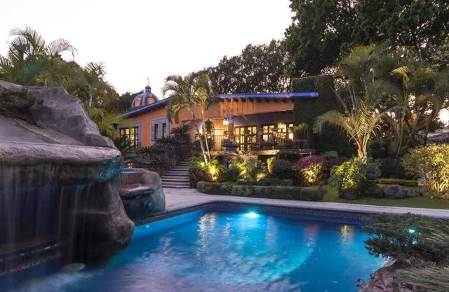 Casa Sofía: With a large garden and waterfall in Cuernavaca