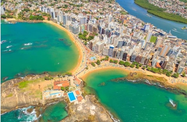 Casa Super Agradável, 250 metros da praia da Areia Preta, cinco quartos com ar, wifi, garagem, completa