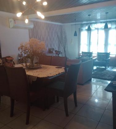 Casa térrea , bem localizada