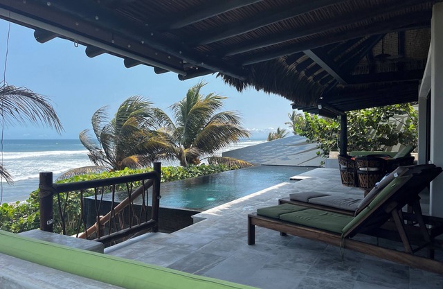 Casa Tabachines. A beautiful oceanfront surf casa, minutes from the point break!