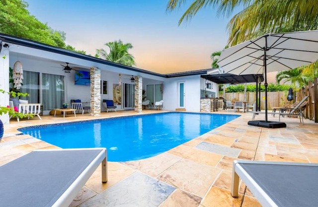 Casa Tropicana - Heated Pool, Game Room & Mins from beach