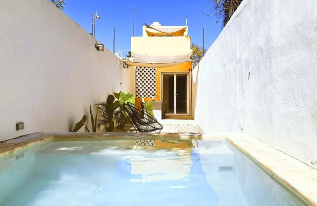 Casa Yuuk, newly remodeled, rustic and modern, city centre w/pool and garage