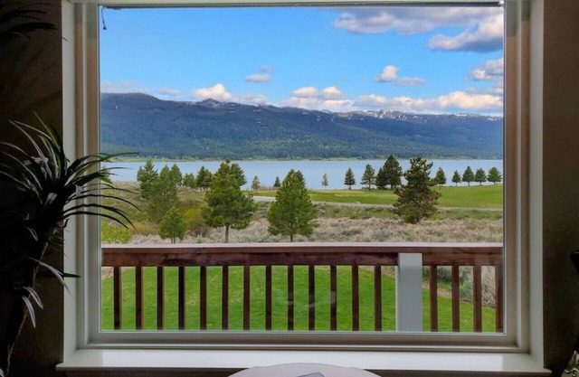Cascade Getaway w/Hot Tub, Overlooking Lake