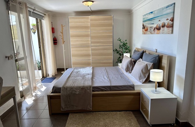 Cascais Quaint Cottage- Fully Equipped and Furnished Large Studio. Sleeps 2 or 4