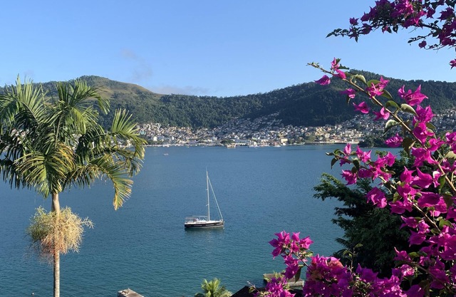 Casinha Verde Accommodation 1 minute from the sea. Foot in the sand. Mind in the sky.