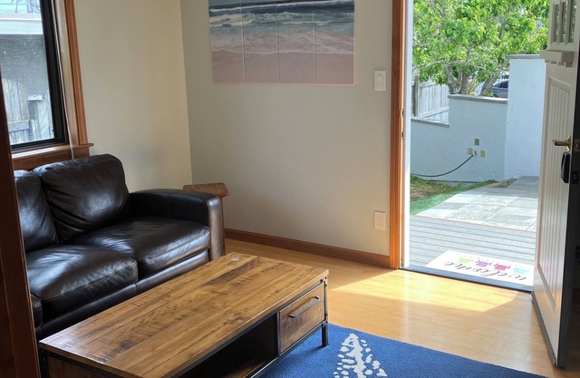 Casita Huerta-5 minute walk to beaches, restaurants, and trails.