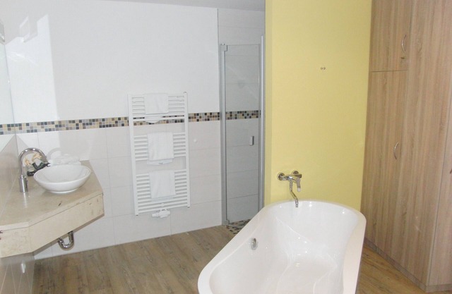 'Castle Klempenow': Apartment for up to 3 guests (with extra bed) & pets