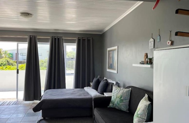 Casual, beachy and 100m to Seals Surf Spot