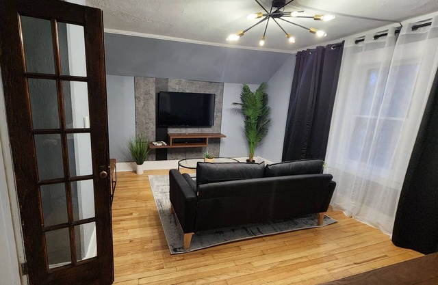 Casual CLE: 1 bdrm near Downtown Cle