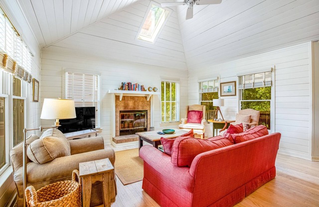 Casual cottage w/screened porch & shared pool - walk to the beach