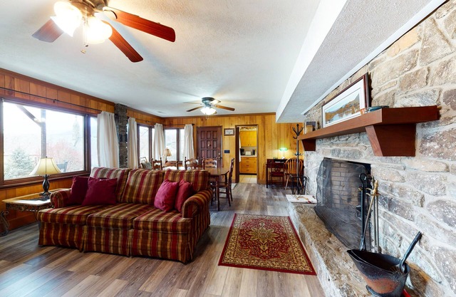 Casual Lake View Escape with a Wood Fireplace, Free WiFi, & a Full Kitchen