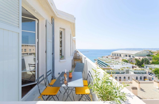 Catalans sur Mer is an exceptional apartment facing the Bay of Catalans.