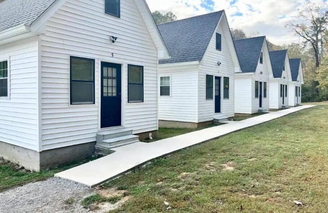 Catfish Tiny Cabin on Lake with Inflatables