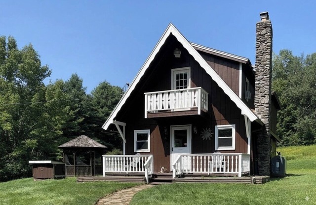 Catskills Chalet - 5 acres Full Kitchen Fire Pit Office Pets OK BBQ WiFi