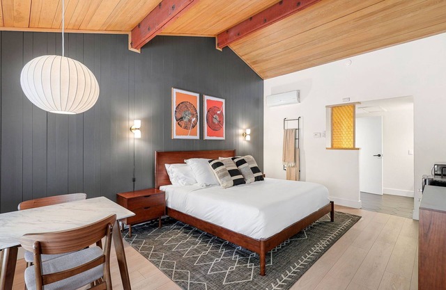 Cave Springs Resort Hotel Room 5 (Visit Mt Shasta)