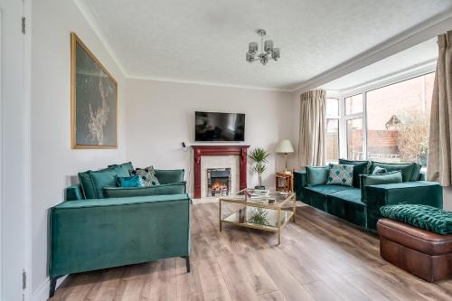 Cavehill View - Elegant 4-bedroom detached house in great location with free parking