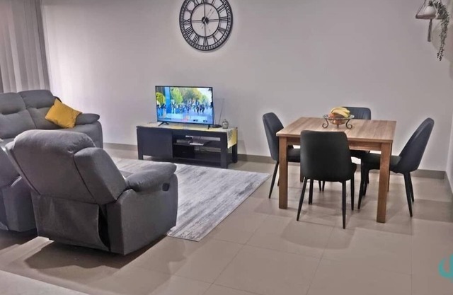 Caves Beach Retreat - close to beach and shops