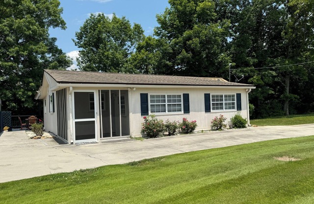 Cedar Cove Hideaway -Douglas Lake 2 bd, 2 ba, Pet friendly-Oct-Nov discounts!