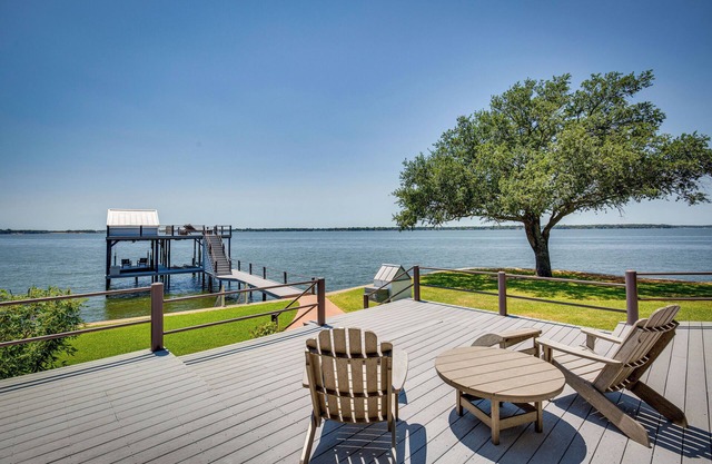 Cedar Creek Lake Views: Gorgeous Mabank House!