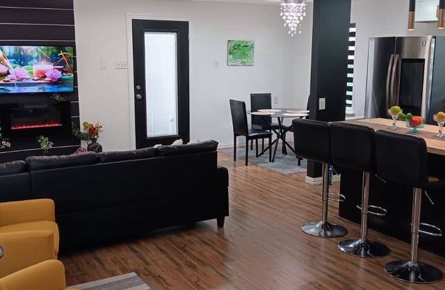 Cedar Hill Retreat-Family-Friendly, Outdoor Grill,Foosball, Close by Lake & Mall
