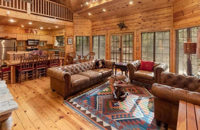 CEDAR LODGE IN LAKESIDE: Private pool, private beach, fireplace, & firepit.