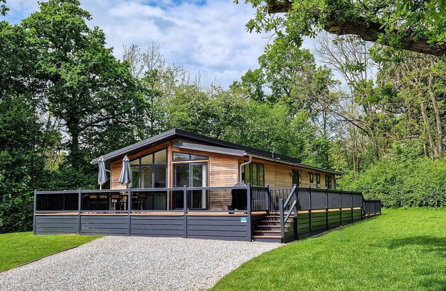 Cedar Lodge | sleeps 8 - Hot Tub, Dog Friendly - 5* Gold Award