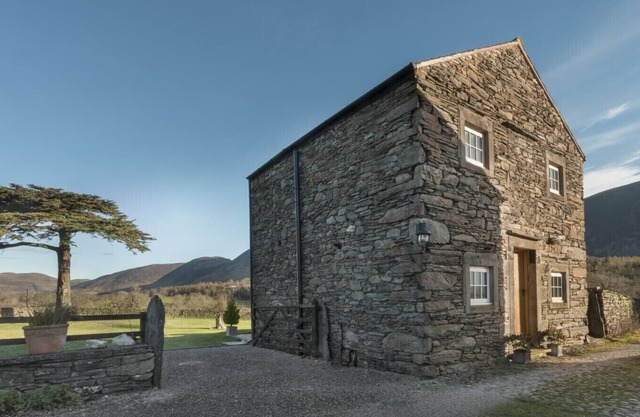 CEDAR NOOK, romantic, with a garden in Loweswater