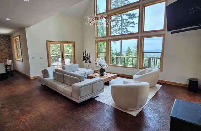 Cedar Rock Cabin: 5-bedroom with AC and fitness room in Mi-Wuk Village