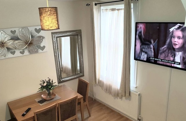 Cedar Villa - Inviting 5-Bed House in Chatham-