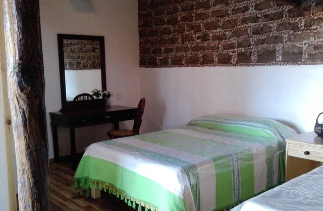 Cedro comfortable and cozy bedroom in 17th century house at 30 min. of Toluca