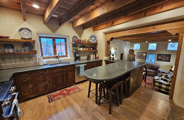 Celia -walk to town -Mini Split AC Units in each bedroom-Hot Tub