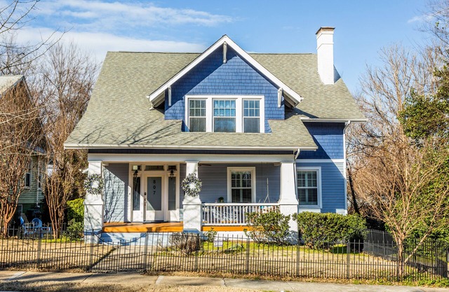 Center Downtown Raleigh, 2900sqft Home, Fenced, Porch, Grill, Clean Stylish New